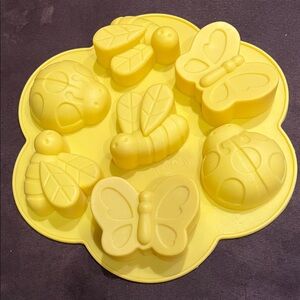 Sunny Yellow Silicone Bug-Shaped Baking Mold